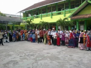 Read more about the article Halal bi Halal di Hari Pertama Masuk Setelah Libur Lebaran 1435 H