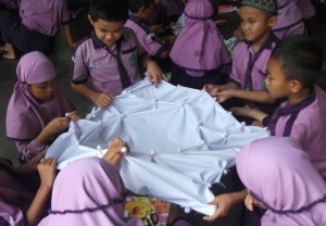 Read more about the article Eksplorasi Siswa-siswi MIUS Membuat Batik Celup