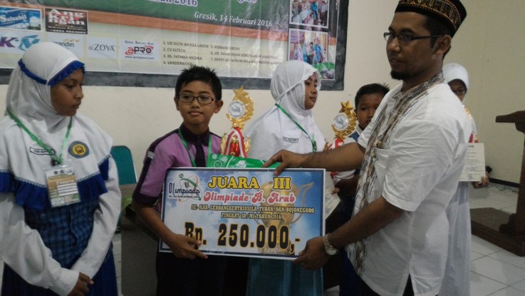 Read more about the article Ananda M. Kafka Auliya Berhasil Merebut Juara III Olimpiade Bahasa Arab di Mts. YKUI Maskumambang Dukun Gresik