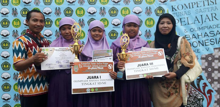 Read more about the article Siswa MIUS Juara 1 dan 3 Olimpiade Bahasa Indonesia di UNISDA