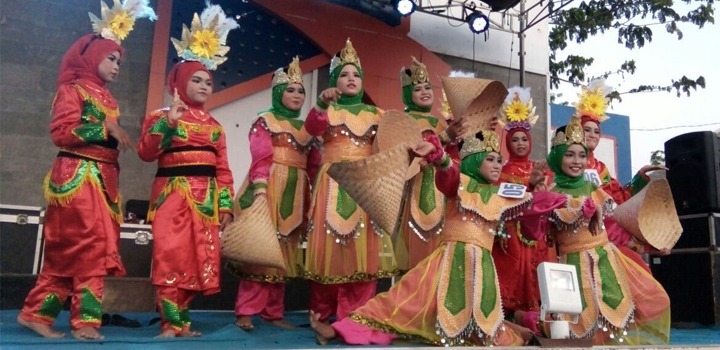 Read more about the article Siswa MIUS Berhasil Memborong 3 Piala dalam Lamongan Art 2017