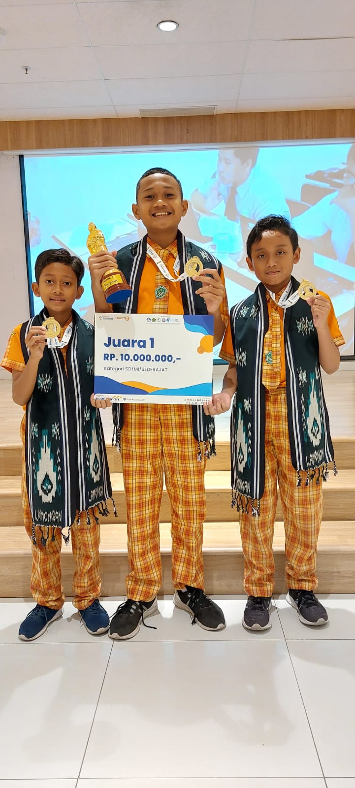 Read more about the article 3 Siswa MIUS sabet Juara 1 Olimpiade MTK tingkat Nasional Piala Hasri Ainun Habibie