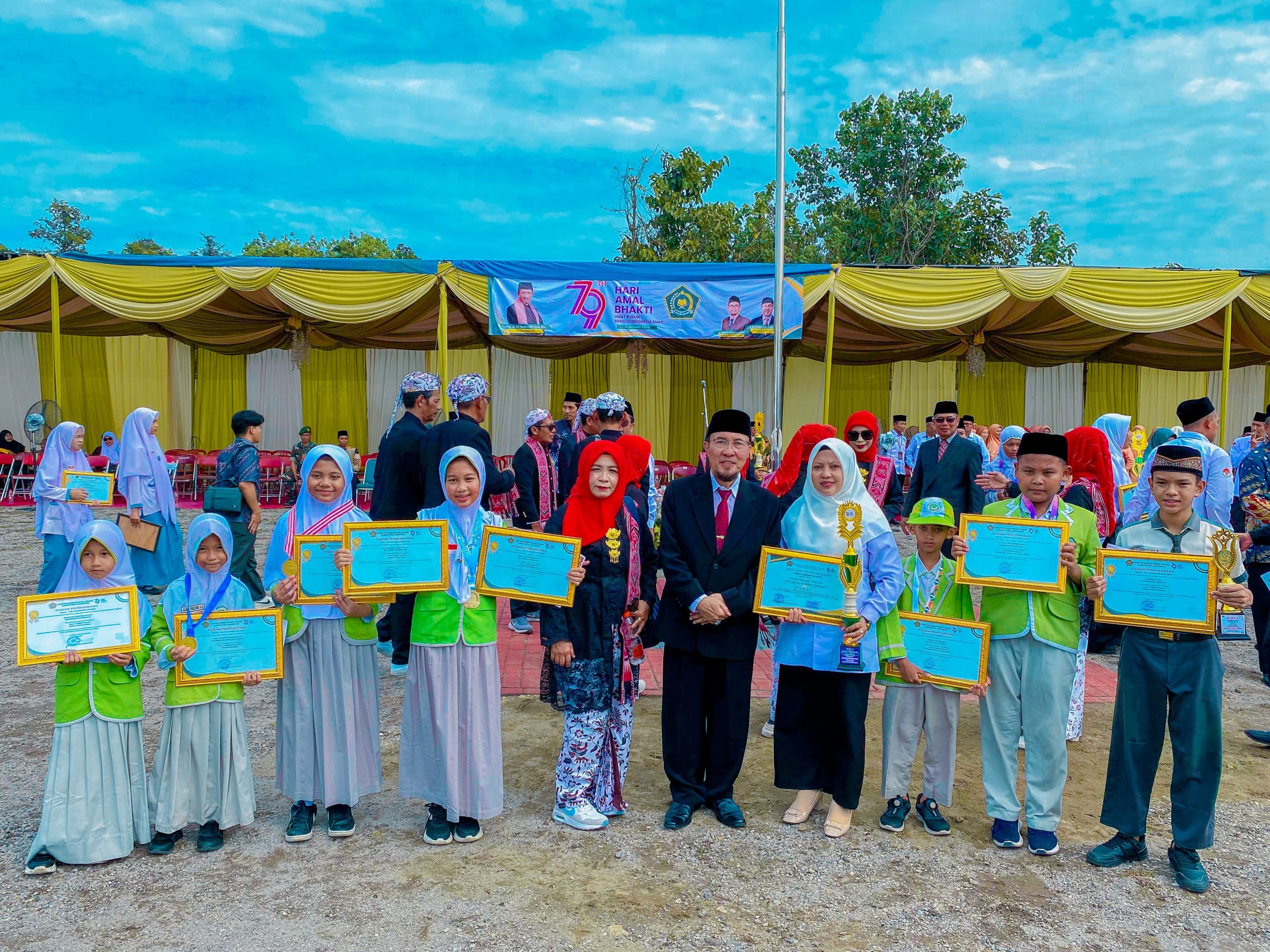 Read more about the article HAB Kemenag, Kepala Kemenag Lamongan Berikan Penghargaan Juara 1 kepada Kepala dan 7 Siswa Berprestasi MI Unggulan Sabilillah Lamongan